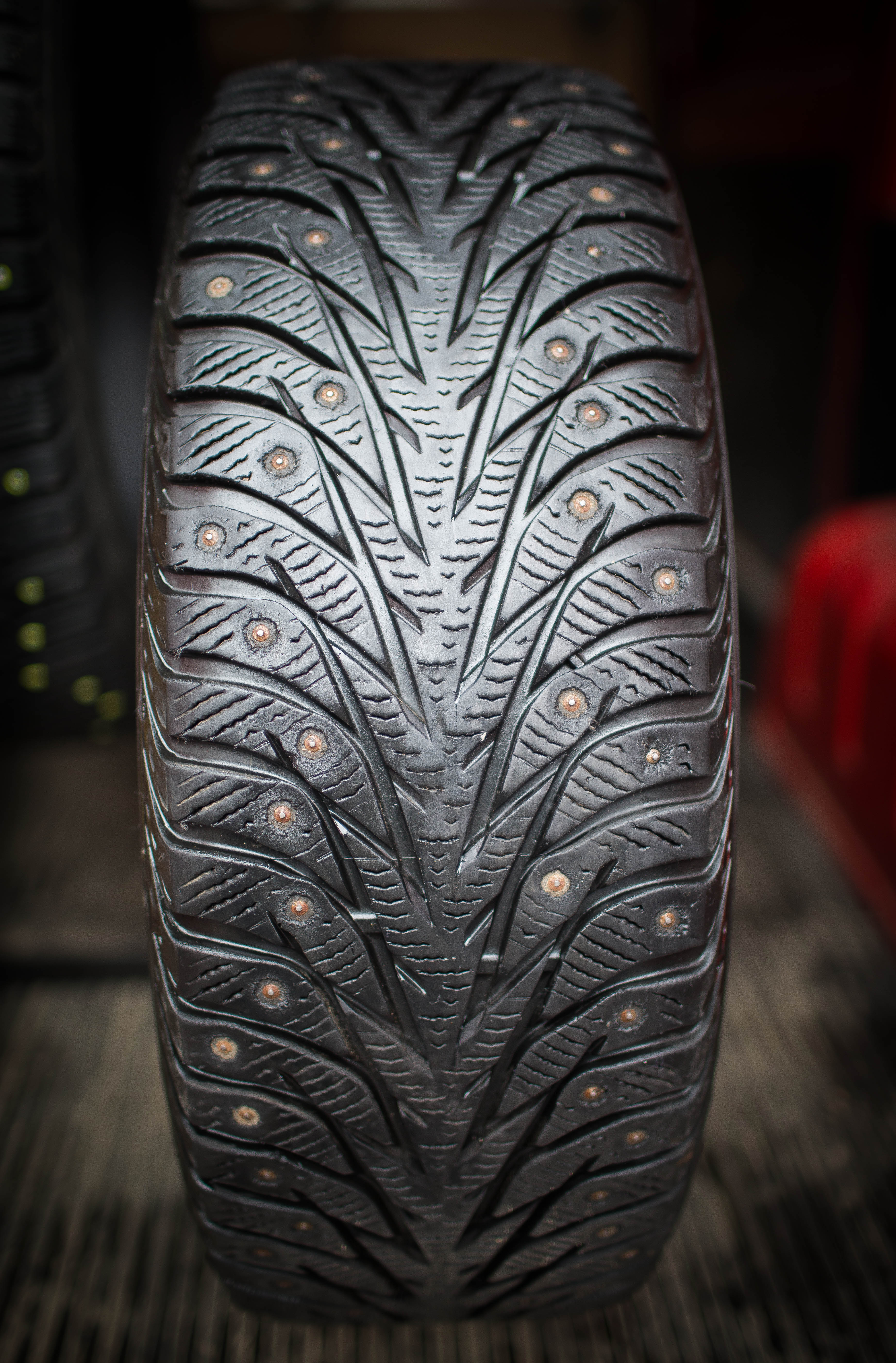 Почему ошипованная шина неэффективна?